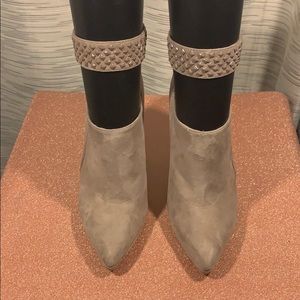 Tan heel w/ stud ankle strip